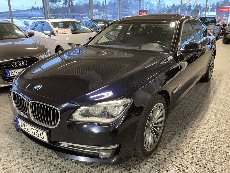 Svart Begagnad 2013 BMW 750 Comfort Edition Sedan | 229 000 kr - Bild 1/4