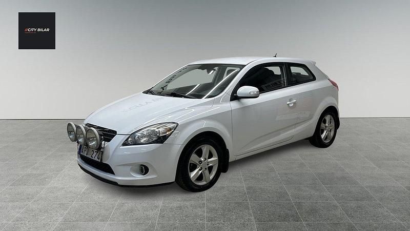 Vit Begagnad 2010 Kia ProCeed 4 Halvkombi | 49 900 kr (Marknadspris) - Bild 1/4