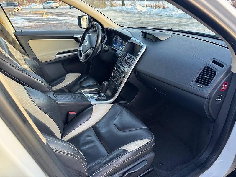 Begagnad Volvo XC60 R-Design 205 HK (150 kW) 2010 Vit SUV