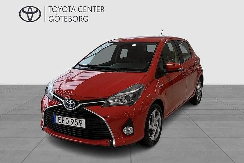 Röd Begagnad 2016 Toyota Yaris Hybrid Active Halvkombi | 159 900 kr (Marknadspris) - Bild 1/4