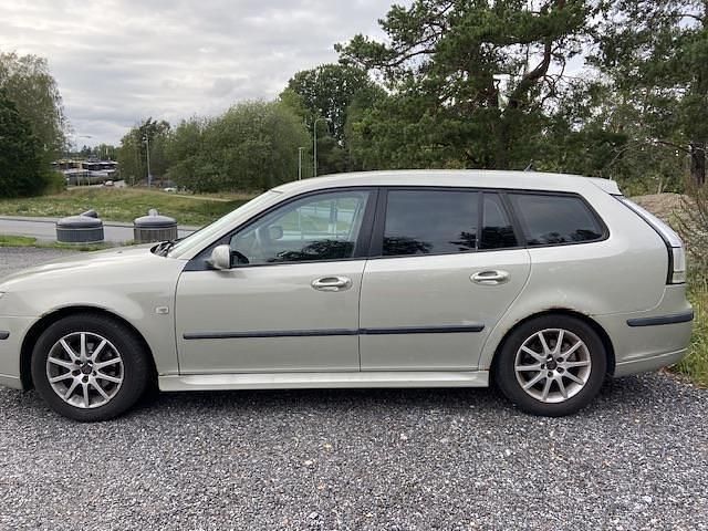 Gul Begagnad 2006 Saab 9-3 Linear Kombi | 25 000 kr (Marknadspris) - Bild 1/4