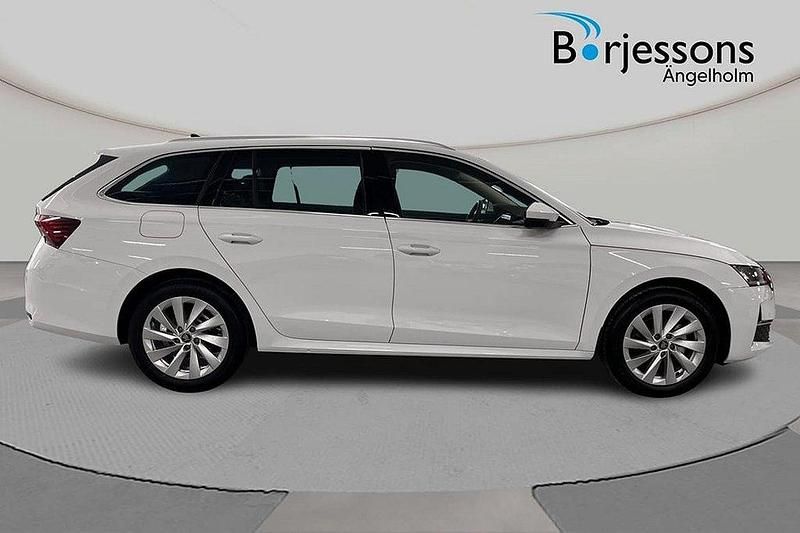 Vit Ny 2025 Skoda Octavia Selection Kombi | 366 400 kr (Marknadspris) - Bild 1/4