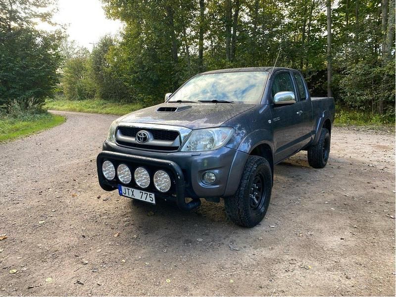 Grå Begagnad 2009 Toyota HiLux Pickup | 145 000 kr (Marknadspris) - Bild 1/4