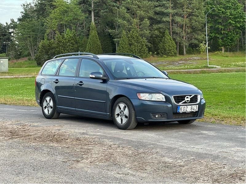Blå Begagnad 2011 Volvo V50 Momentum Kombi | 49 000 kr (Marknadspris) - Bild 1/4