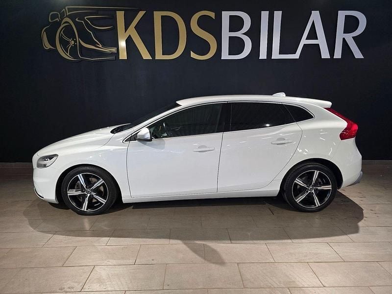 Vit Begagnad 2016 Volvo V40 R-Design Kombi | 179 500 kr (Marknadspris) - Bild 1/4