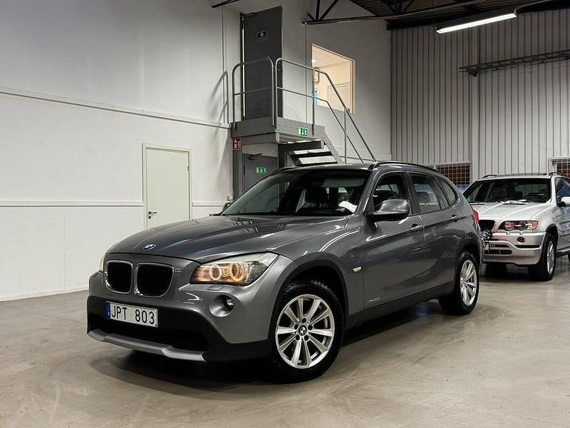 Grå Begagnad 2011 BMW X1 SUV | 114 900 kr (Lite dyr) - Bild 1/4