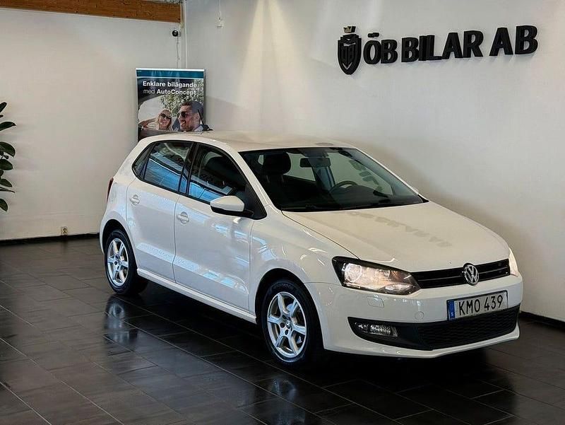 Vit Begagnad 2014 VW Polo Halvkombi | 62 900 kr (Marknadspris) - Bild 1/4