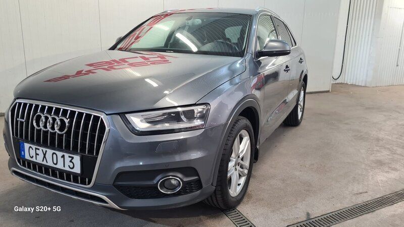 Grå Begagnad 2014 Audi Q3 Comfort SUV | 176 900 kr (Marknadspris) - Bild 1/4