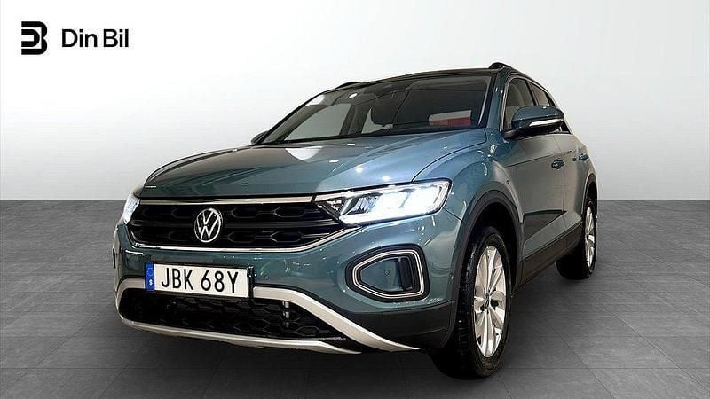Mörkblå Ny 2025 VW T-Roc Life SUV | 367 700 kr (Marknadspris) - Bild 1/4