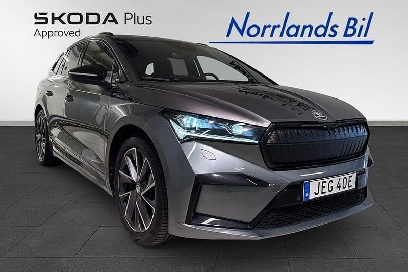 Grå (graphite grey metallic) Begagnad 2022 Skoda Enyaq iV SportLine SUV | 329 000 kr (Bra pris) - Bild 1/4