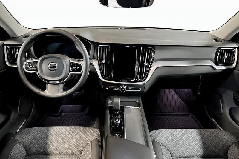 Begagnad Volvo V60 CC Core 200 HK (147 kW) 2023 Svart Kombi