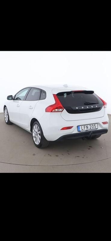 Begagnad 2018 Volvo V40 Halvkombi | 117 000 kr (Marknadspris) - Bild 1/4