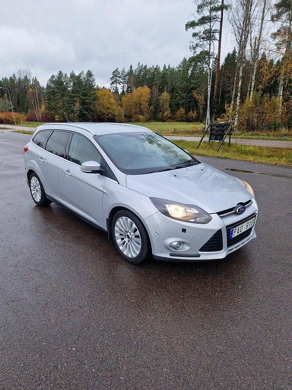 Grå Begagnad 2012 Ford Focus Titanium Kombi | 36 000 kr (Marknadspris) - Bild 1/4