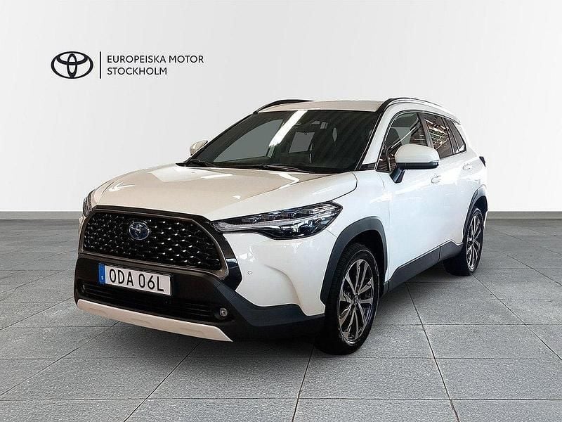 Vit Begagnad 2023 Toyota Corolla Cross Style SUV | 349 900 kr (Marknadspris) - Bild 1/3