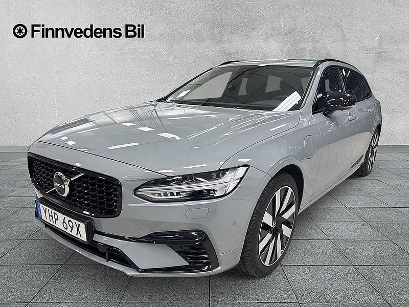 Grå Begagnad 2024 Volvo V90 Plus Kombi | 479 900 kr (Marknadspris) - Bild 1/4