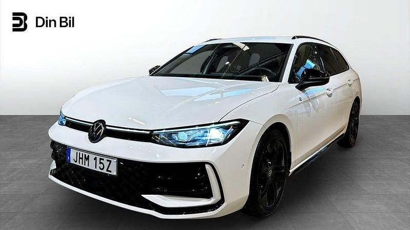 Pure white Begagnad 2025 VW Passat R-line Kombi | 469 900 kr - Bild 1/4