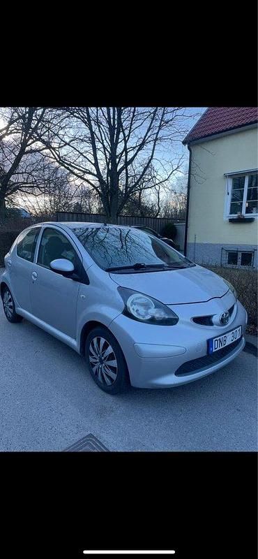 Silver Begagnad 2007 Toyota Aygo Halvkombi | 25 000 kr (Marknadspris) - Bild 1/4