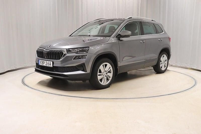 Graphite grey metallic Begagnad 2023 Skoda Karoq SUV | 294 800 kr (Marknadspris) - Bild 1/4