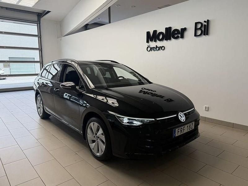 Svart (grenadilla black metallic) Ny 2025 VW Golf VIII Life Kombi | 401 600 kr (Dyr) - Bild 1/4