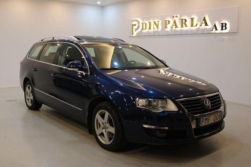 Mörkblå (blå) Begagnad 2009 VW Passat Sportline Kombi | 69 900 kr - Bild 1/4