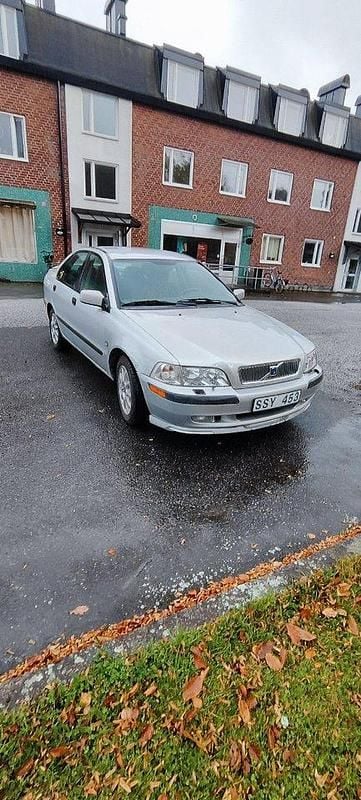 Grå Begagnad 2001 Volvo S40 Sedan | 18 000 kr (Lite dyr) - Bild 1/4