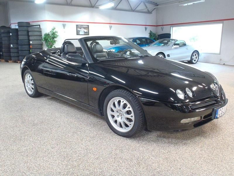 Svart Begagnad 2000 Alfa Romeo Spider Lusso Cab | 59 000 kr - Bild 1/4