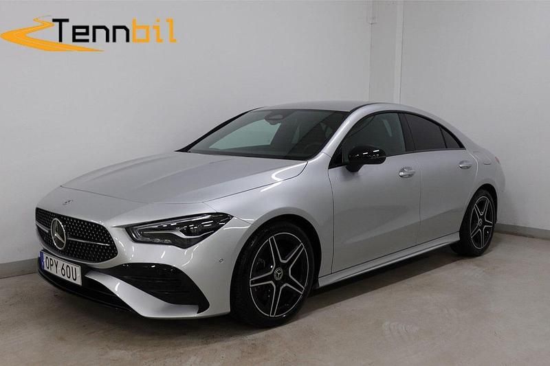 Silver Begagnad 2024 Mercedes CLA200 AMG Sportkupé | 374 900 kr (Marknadspris) - Bild 1/4