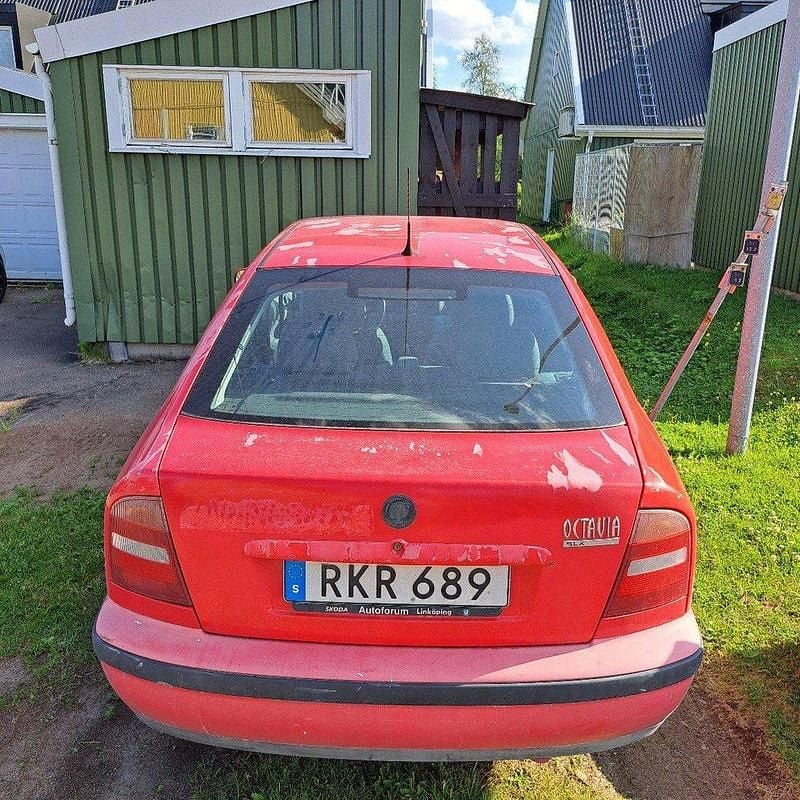 Röd Begagnad 2000 Skoda Octavia Halvkombi | 12 000 kr (Marknadspris) - Bild 1/4