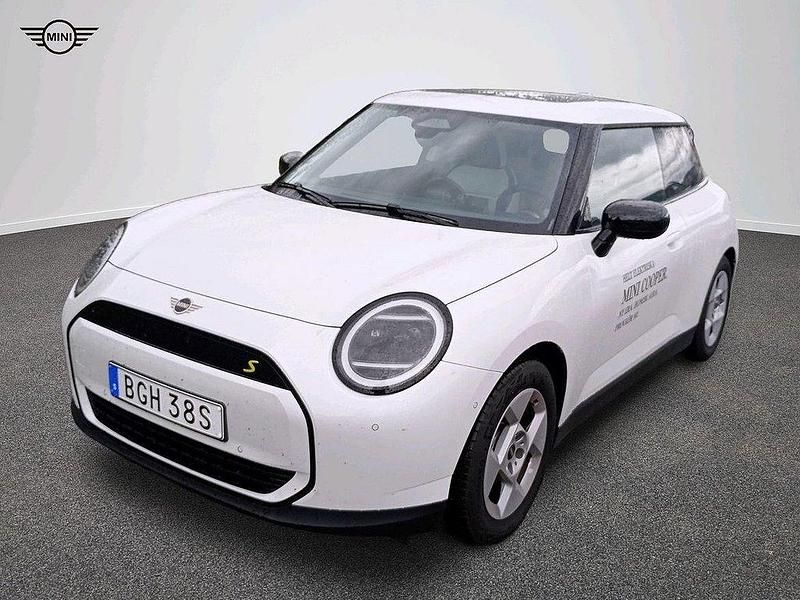 Vit Ny 2024 Mini Cooper SE Halvkombi | 409 900 kr - Bild 1/4