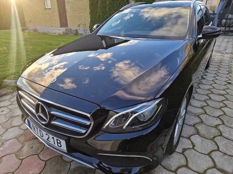 Svart Begagnad 2021 Mercedes E220 Avantgarde Kombi | 178 000 kr - Bild 1/4
