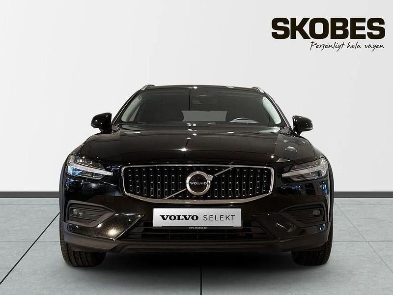 Svart Begagnad 2023 Volvo V60 CC Core Kombi | 364 900 kr (Marknadspris) - Bild 1/1