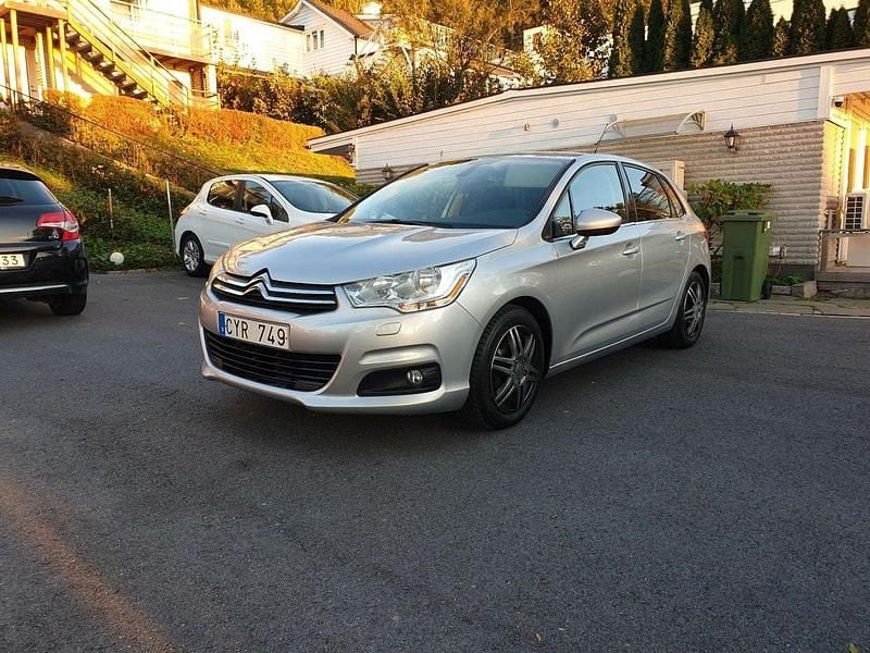 Silver Begagnad 2011 Citroën C4 Halvkombi | 39 800 kr (Marknadspris) - Bild 1/4