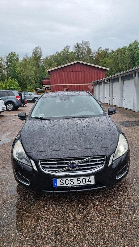 Svart Begagnad 2011 Volvo V60 Momentum Kombi | 65 000 kr (Bra pris) - Bild 1/4