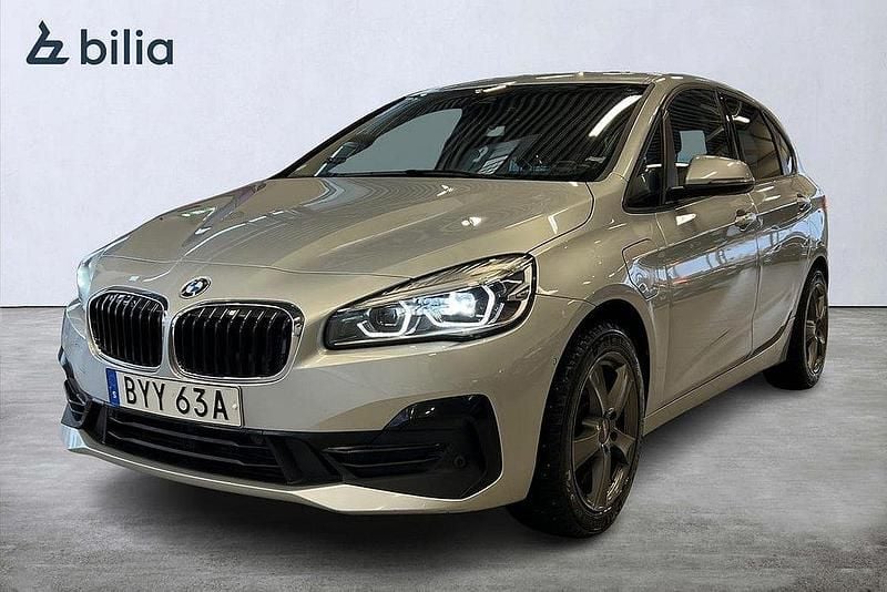 Silver Begagnad 2019 BMW 225 Active Tourer iPerformance Minibuss | 199 900 kr (Bra pris) - Bild 1/3