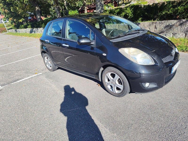 Svart Begagnad 2010 Toyota Yaris Halvkombi | 24 500 kr (Marknadspris) - Bild 1/3