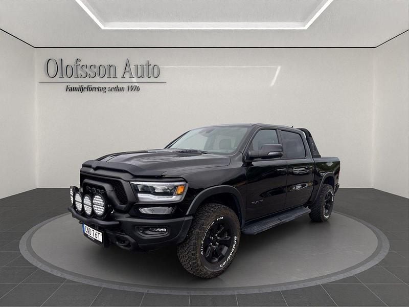 Svart Begagnad 2023 RAM 1500 Pickup | 931 250 kr - Bild 1/4