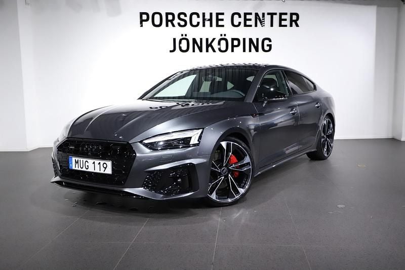 Grå (grey) Begagnad 2023 Audi A5 Competition Sportkupé | 465 000 kr (Marknadspris) - Bild 1/4