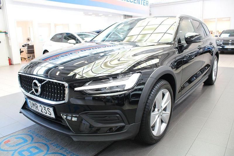 Svart Begagnad 2022 Volvo V60 CC Kombi | 329 900 kr (Bra pris) - Bild 1/4