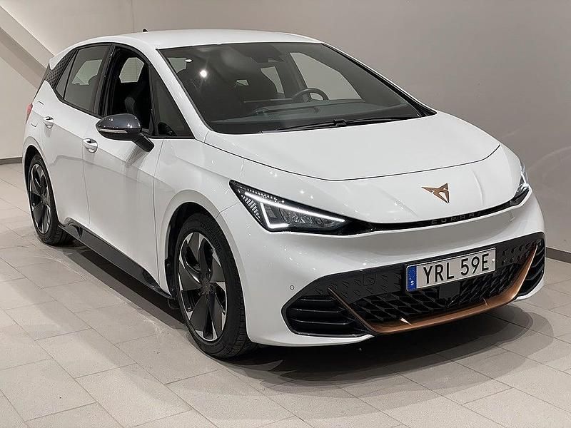 Glacial white metallic Begagnad 2023 Cupra Born e-Boost Halvkombi | 294 900 kr (Marknadspris) - Bild 1/4