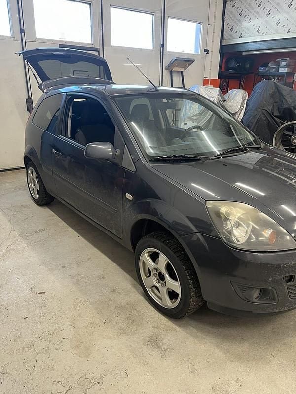 Begagnad 2007 Ford Fiesta Halvkombi | 15 000 kr (Marknadspris) - Bild 1/4