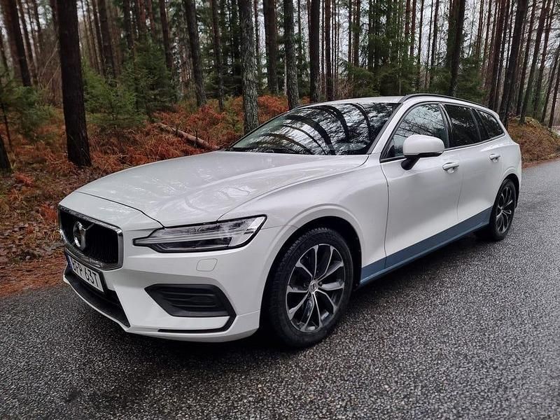 Vit Begagnad 2019 Volvo V60 Momentum Kombi | 189 900 kr (Marknadspris) - Bild 1/4
