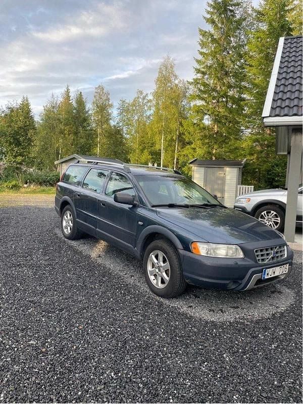 Blå Begagnad 2005 Volvo XC70 Kinetic SUV | 33 000 kr (Marknadspris) - Bild 1/4