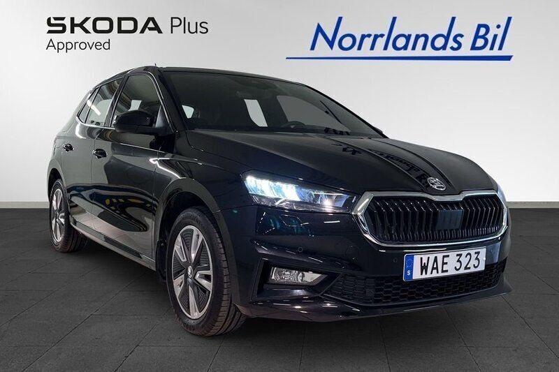 Svart (black magic pärleffekt me) Begagnad 2023 Skoda Fabia Halvkombi | 239 000 kr (Marknadspris) - Bild 1/4