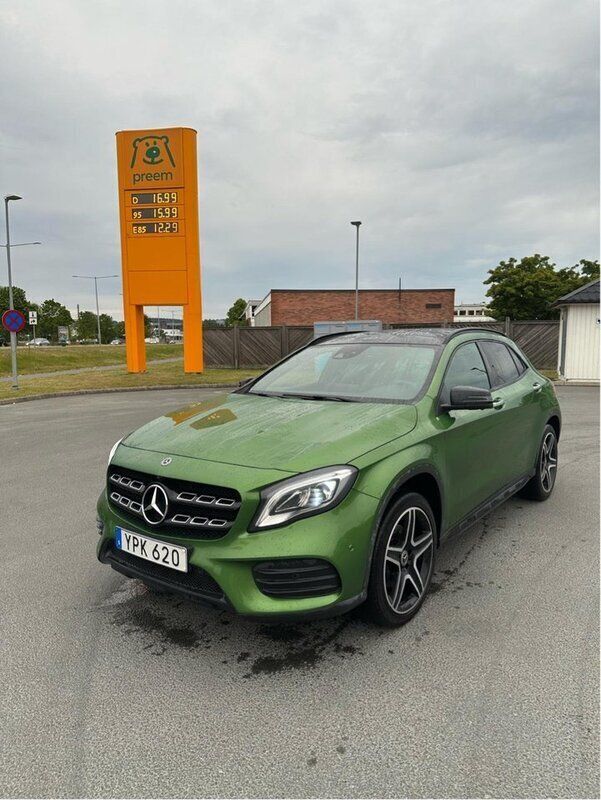Grön Begagnad 2018 Mercedes GLA250 AMG SUV | 266 000 kr (Marknadspris) - Bild 1/4