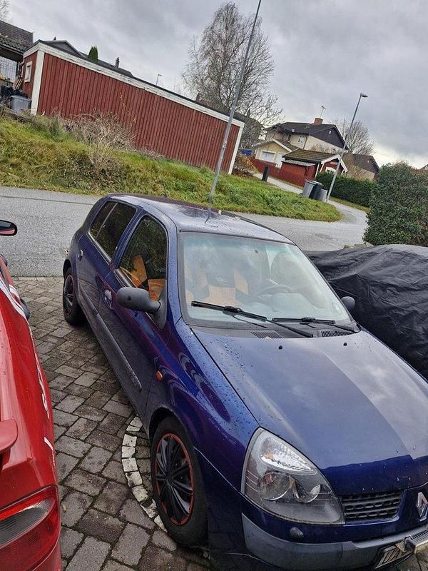 Blå Begagnad 2003 Renault Clio II Expression Halvkombi | 12 900 kr (Marknadspris) - Bild 1/4