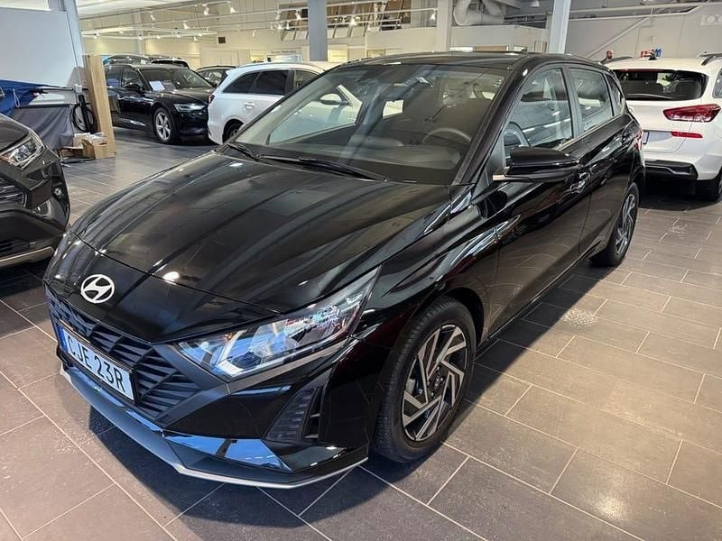 Ny Hyundai i20 Essential 84 HK (61 kW) 2025 Svart Halvkombi
