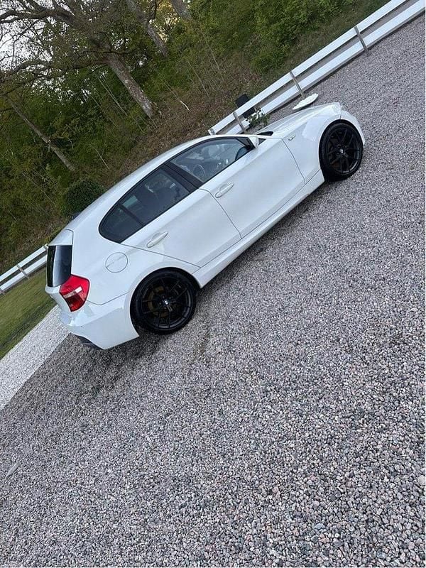 Vit Begagnad 2008 BMW 120 Advantage Halvkombi | 45 000 kr (Marknadspris) - Bild 1/4