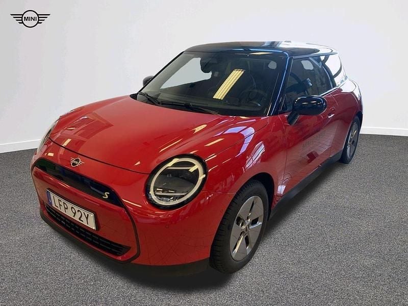 Röd Ny 2024 Mini Cooper SE Halvkombi | 374 900 kr (Marknadspris) - Bild 1/4