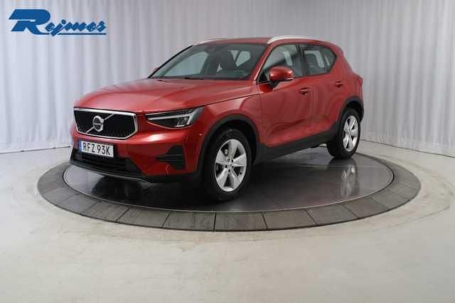 Röd (fusion red metallic) Begagnad 2022 Volvo XC40 Core SUV | 319 900 kr (Marknadspris) - Bild 1/4