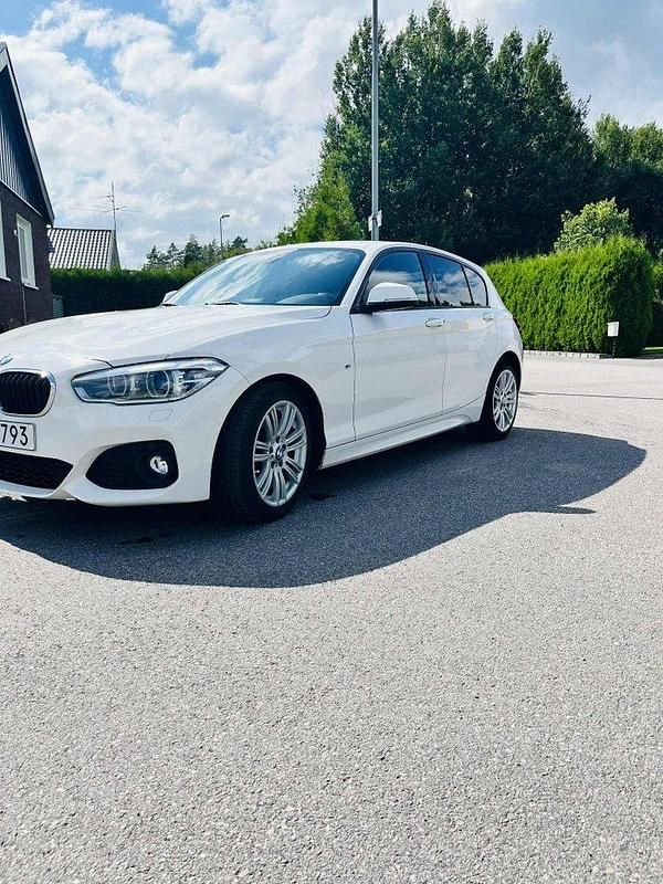 Vit Begagnad 2016 BMW 116 M Sport Halvkombi | 110 000 kr (Marknadspris) - Bild 1/4